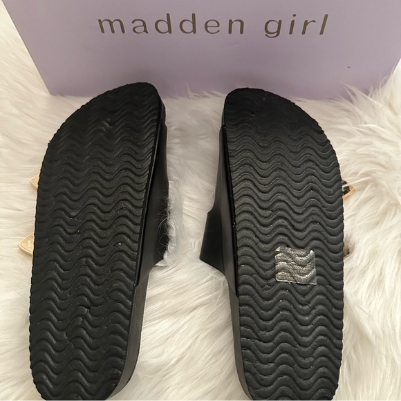 MADDEN GIRL Bandero Slip On Black Sandals With Stylish Heart-Shaped Gold Buckles - Picture 9 of 12